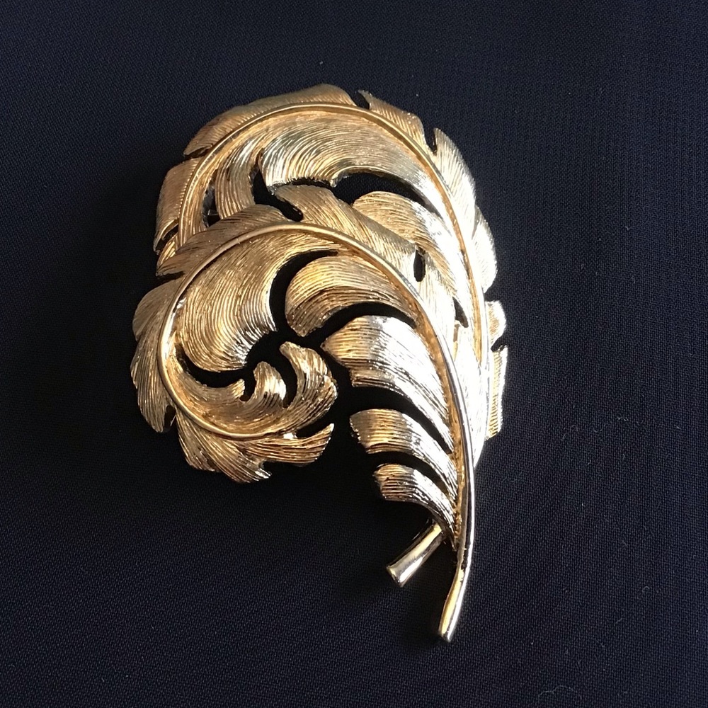 VINTAGE TRIFARI LARGE DOUBLE FEATHER BROOCH